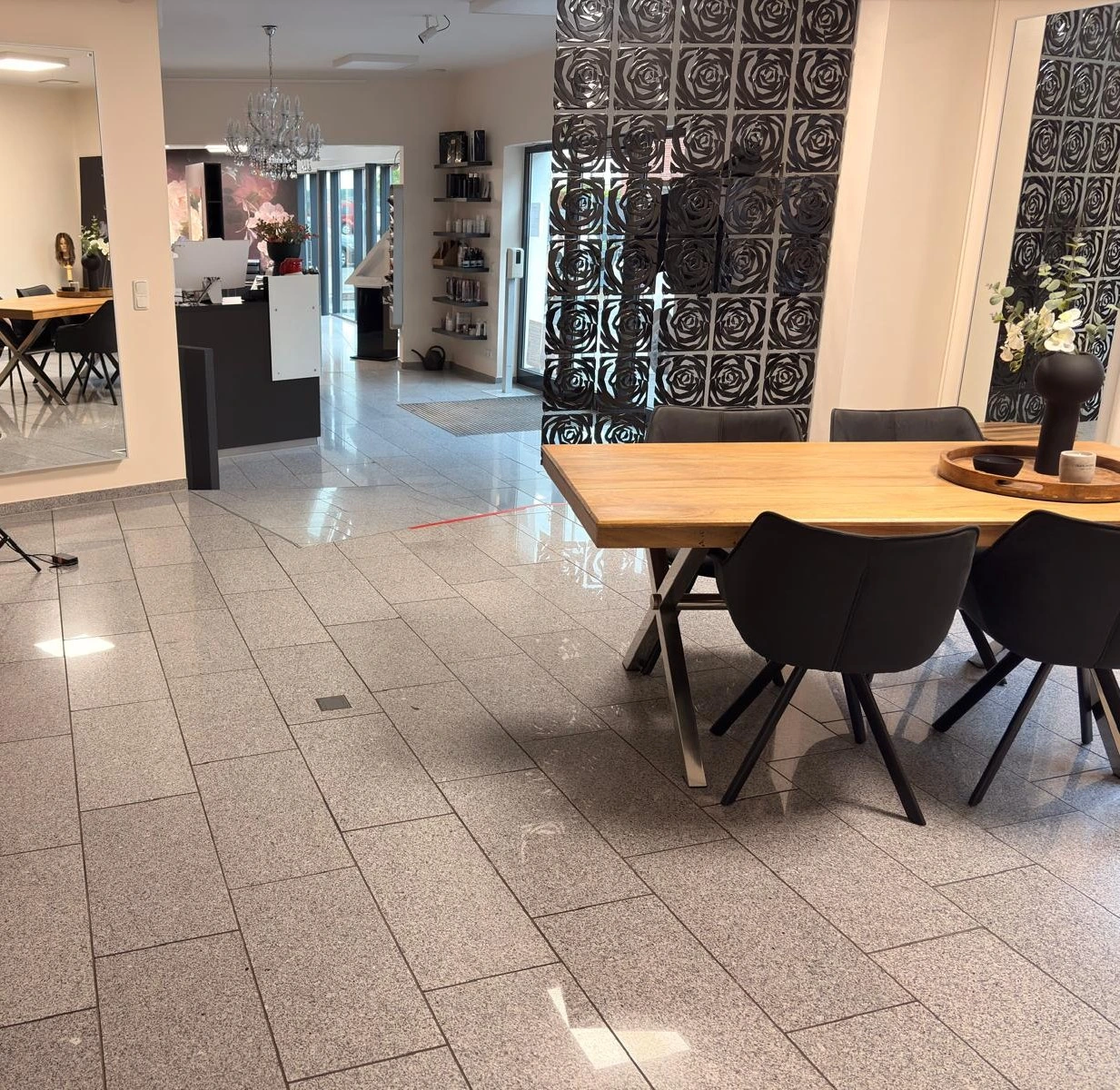 Repräsentative Geschäftsräume: Wöchentliche Reinigung des Empfangsbereichs für ein einladendes und hygienisches Ambiente.